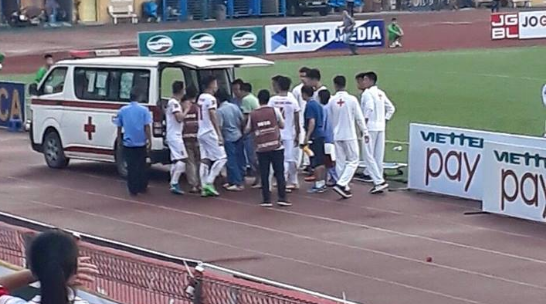 Sao U20 VN gãy chân, nhập viện khẩn cấp sau pha bóng thô bạo