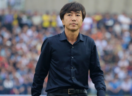 HLV Miura xỏ giầy đá V-League, trực tiếp kèm Quang Hải?