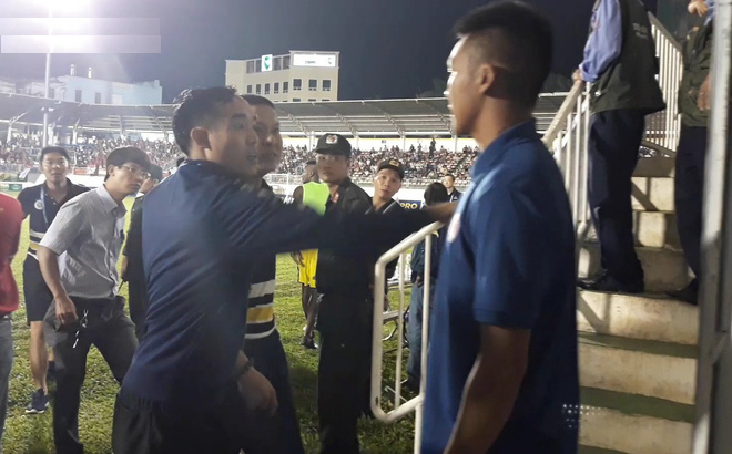 HLV Chu Đình Nghiêm nổi cáu với CĐV HAGL: 'Định đánh nhau à'