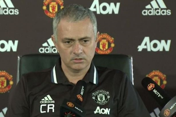 Họp báo vỏn vẹn 3 phút, ngày rời MU của HLV Mourinho tới gần