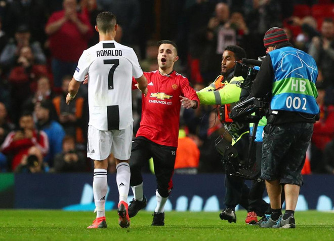 Ronaldo hành động đẹp với fan cuồng, HLV Allegri 'nổ' tưng bừng
