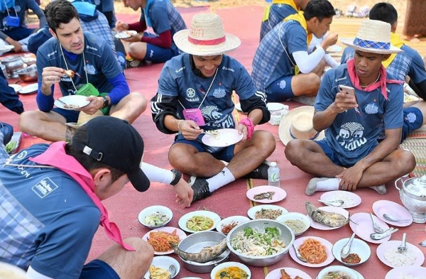 Xuân Trường bắt cá, giã cua trước thềm mùa giải mới