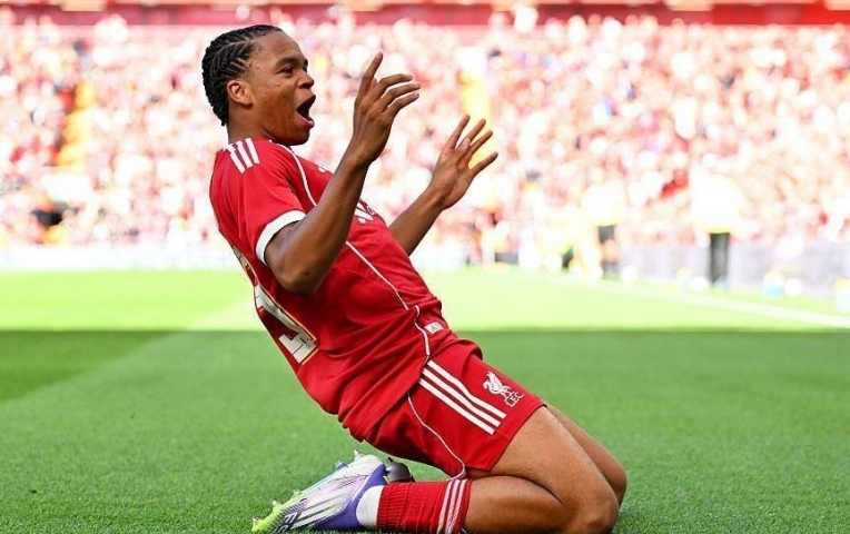 Thần đồng 16 tuổi ra mắt Liverpool khiến cả thế giới 'dậy sóng'