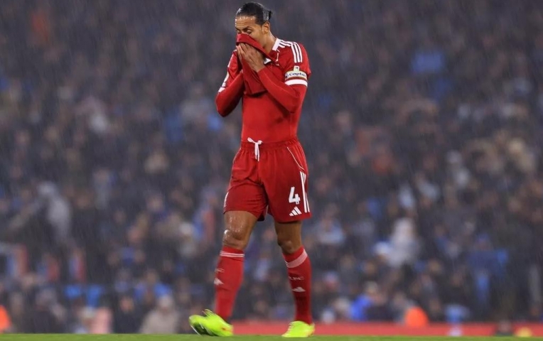 Van Dijk thất vọng tột độ sau khi Liverpool để thua đậm 0-3