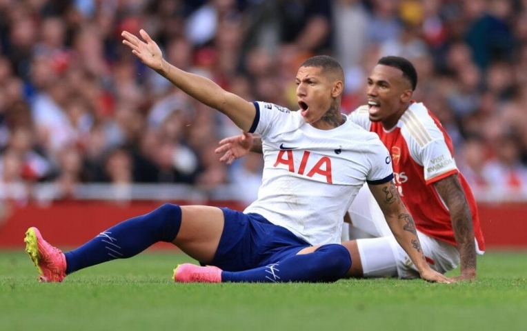 CĐV Arsenal bực tức đòi 'đuổi thẳng cổ' ngôi sao Brazil ra khỏi CLB