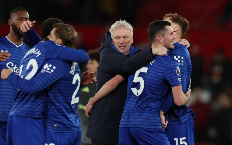 Bất ngờ: HLV Everton phấn khích khi học trò tát đồng đội