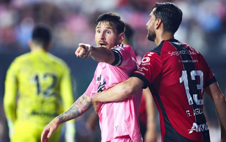 Messi xin lỗi đối thủ sau hành động ăn mừng quá khích