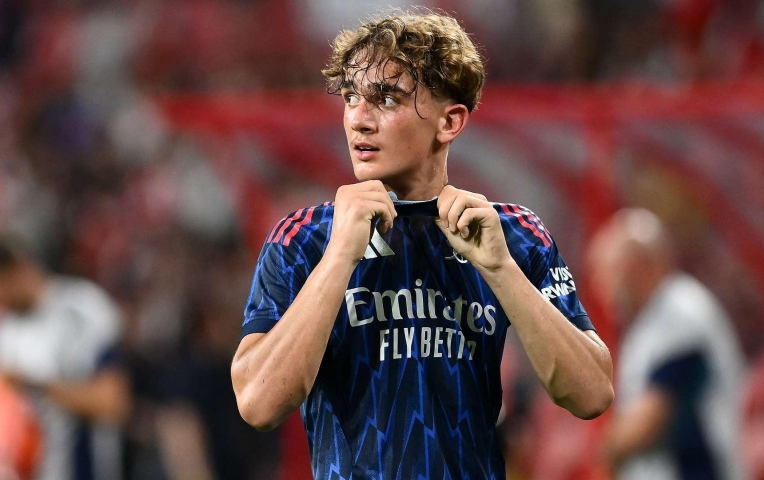 Thần đồng Arsenal nhận được lời khuyên quý giá