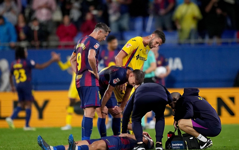 Barca lo lắng vì trụ cột chấn thương