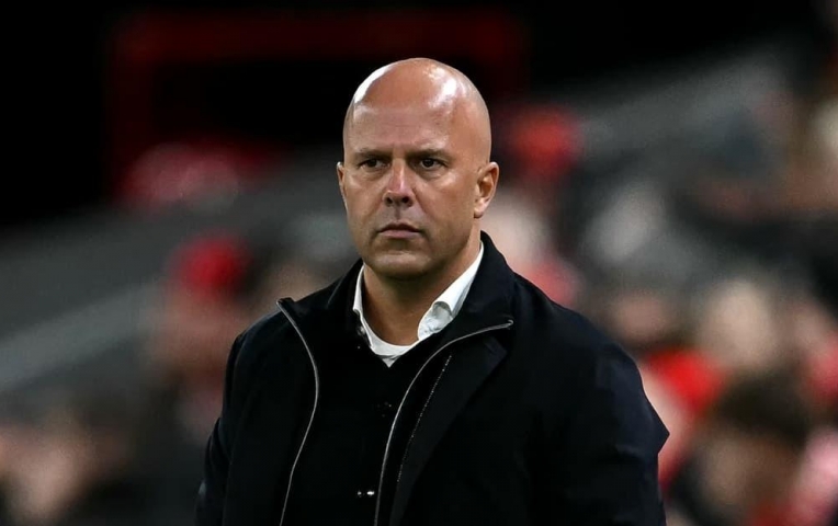 Arne Slot nên ở lại hay ra đi?