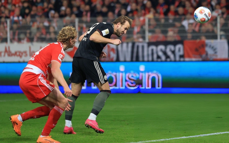 Harry Kane hóa người hùng, Bayern thoát hiểm phút chót