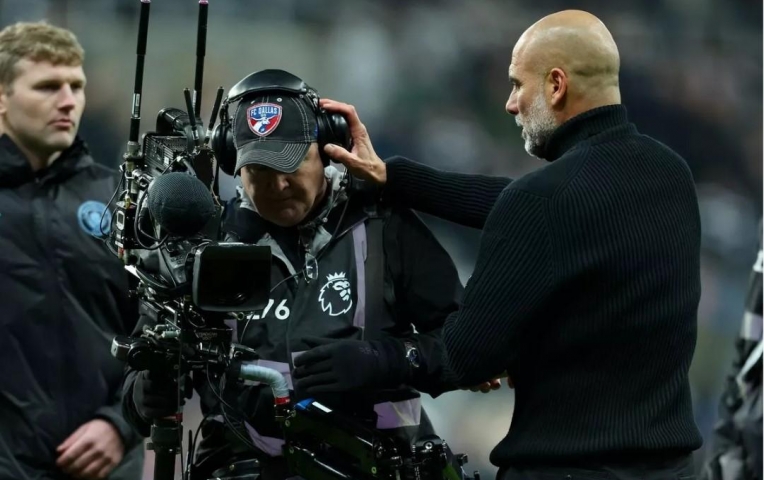 Pep Guardiola thừa nhận xấu hổ vì nổi giận với quay phim