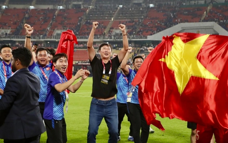 Báo Trung Quốc lo sốt vó trước 'quái vật' 1m95 của Việt Nam