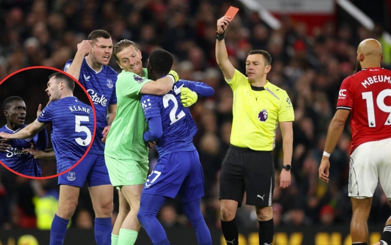 Sao Everton bị đuổi khỏi sân trận MU vì... đánh đồng đội