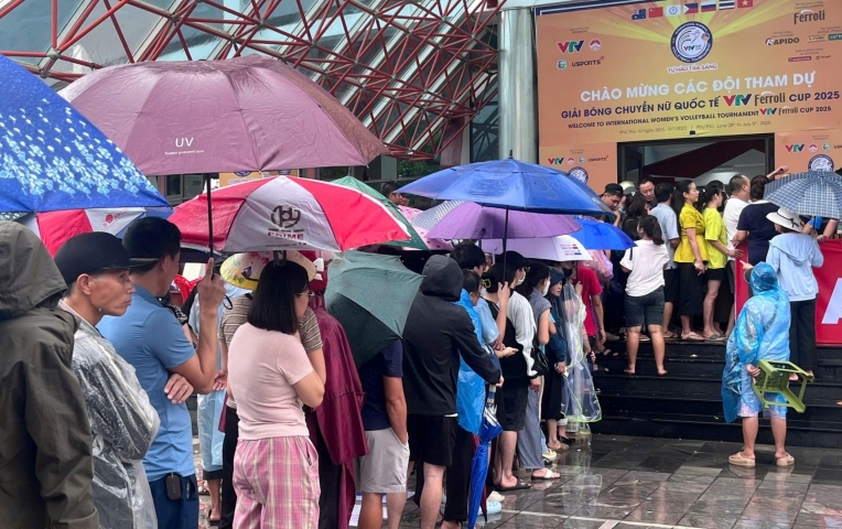 Người dân đội mưa, xếp hàng dài mua vé xem VTV Cup 2025