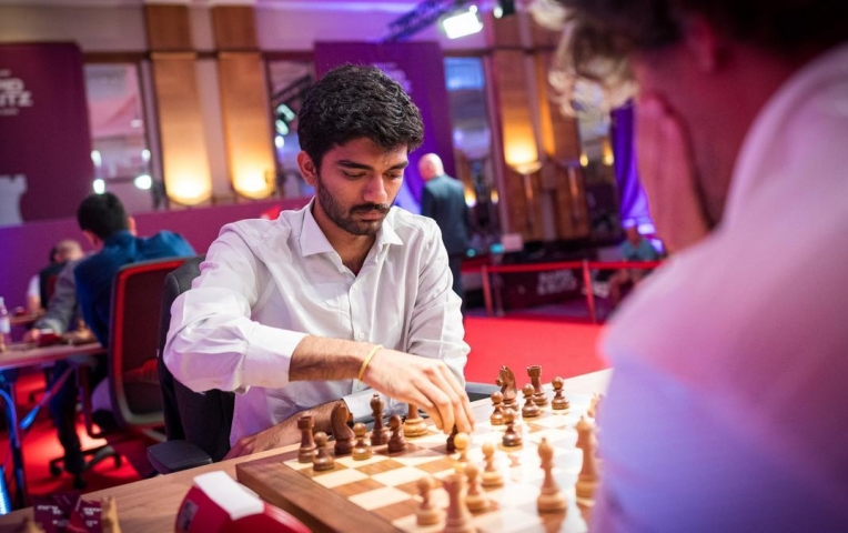 Guskesh tiếp tục vượt mặt Carlsen tại siêu giải cờ vua thế giới