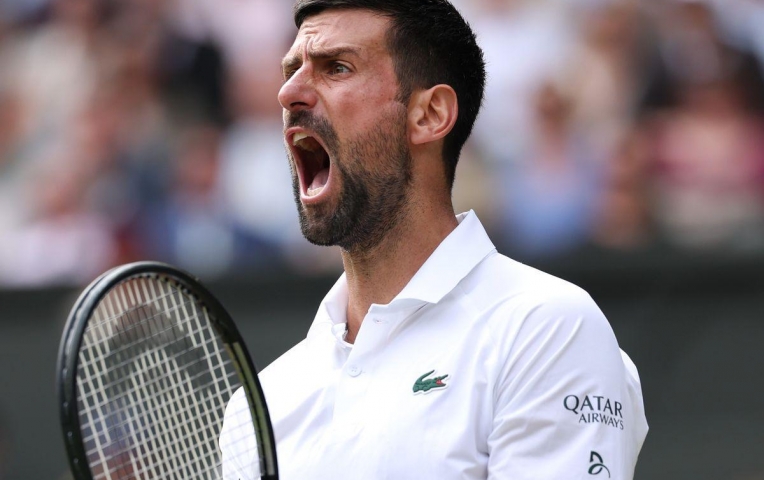 Djokovic thoát hiểm vào tứ kết Wimbledon, Sinner thắng nhờ đối thủ bỏ cuộc