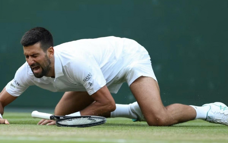 Khoảnh khắc khiến Djokovic muốn 'độn thổ'