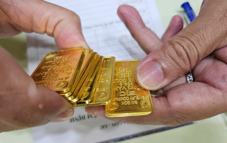 Giá vàng hôm nay trưa 21/8: Vàng SJC lập kỉ lục mới