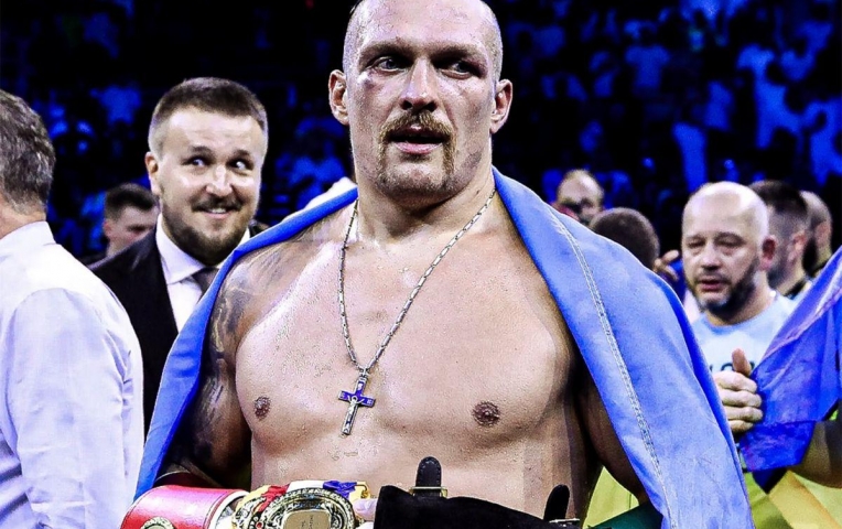 Oleksandr Usyk dính chấn thương, buộc hoãn trận bảo vệ đai vô địch