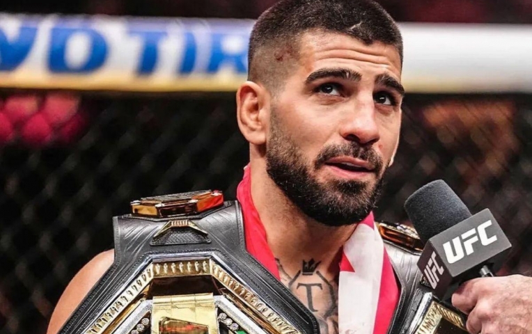 Ru ngủ Charles Oliveira, Ilia Topuria trở thành tân vương hạng nhẹ UFC