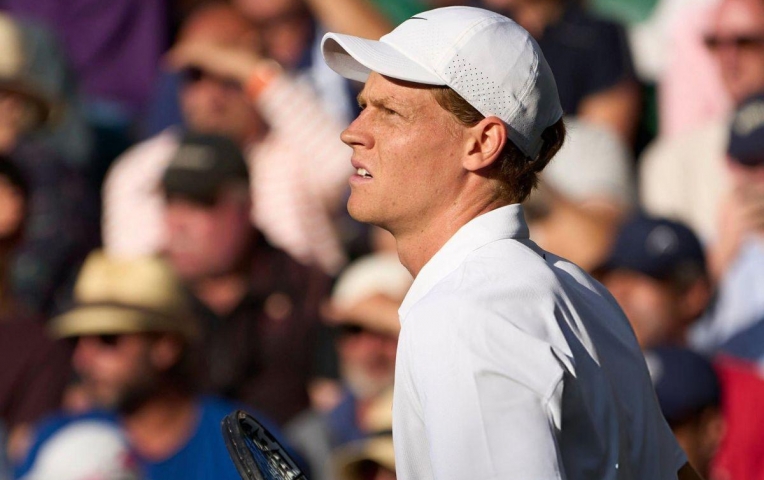 Sinner ra quyết định bất ngờ trước thềm tứ kết Wimbledon 2025
