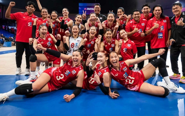 Bóng chuyền nữ Thái Lan trụ lại Nations League một cách ngoạn mục