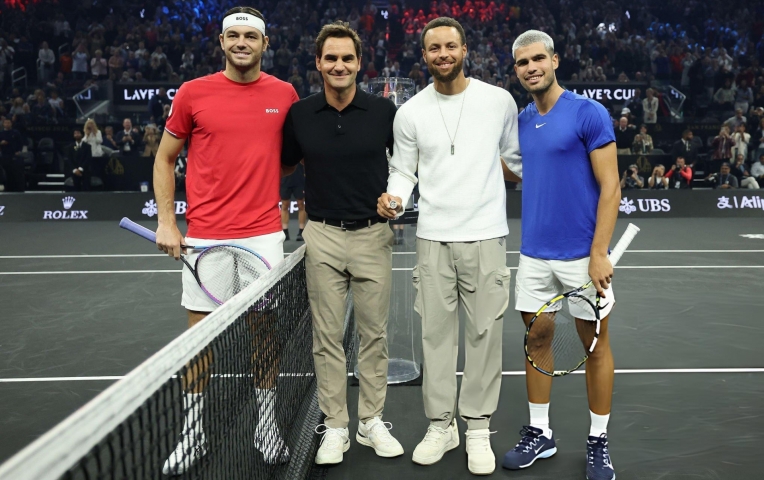 Alcaraz ngỡ ngàng trước 'hàng nóng' của Federer