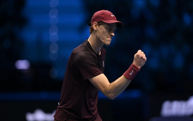 Sinner thắng dễ Zverev, là người đầu tiên làm 'chuyện ấy' ở ATP Finals 2025