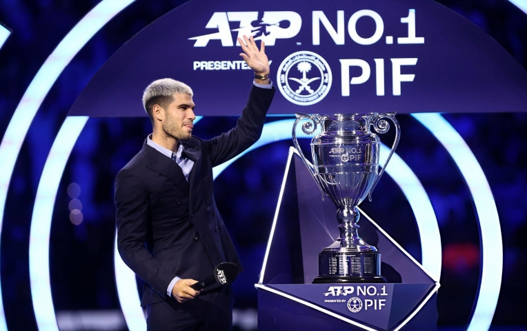 Kết thúc năm với ngôi số 1, Alcaraz nhận lời khen của nhân vật đặc biệt