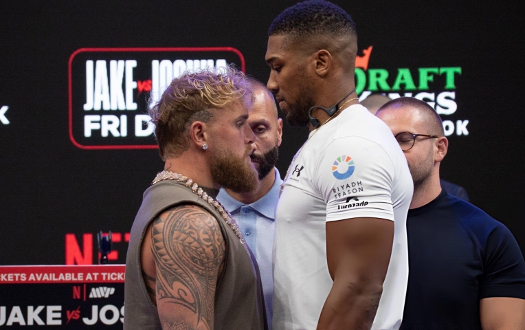 Anthony Joshua tập với 'hàng khủng' để đấu Jake Paul