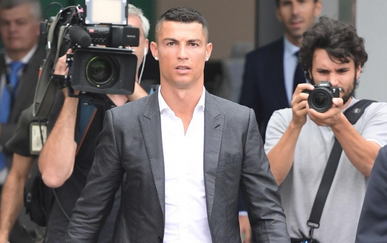 Đúng nửa đêm, Ronaldo có 'hành vi' điên rồ khiến đồng đội sửng sốt