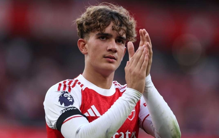 Thiên tài 15 tuổi của Arsenal làm nên lịch sử với siêu phẩm solo