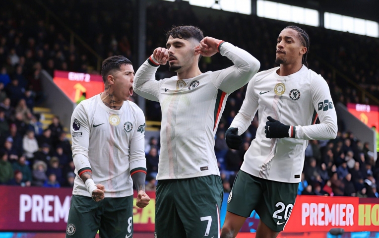 Chelsea áp sát ngôi đầu Ngoại hạng Anh 2025/26