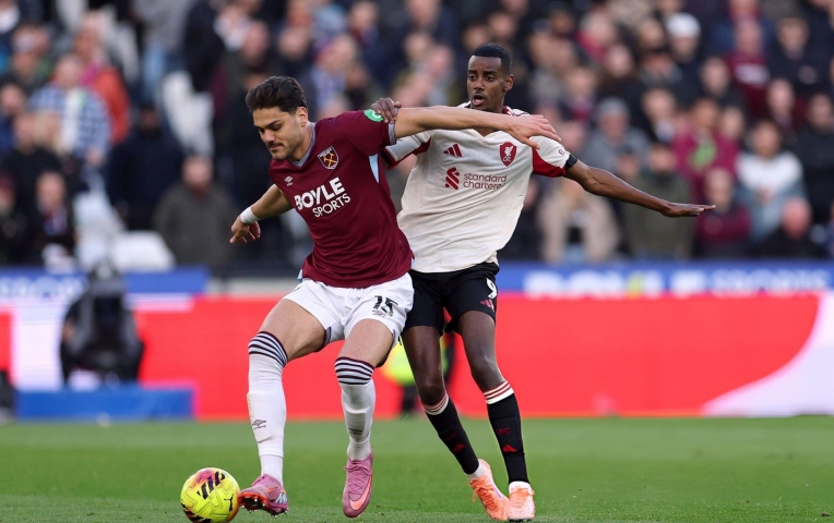 Isak ghi bàn, Liverpool trở lại cuộc đua top 4 Ngoại hạng Anh