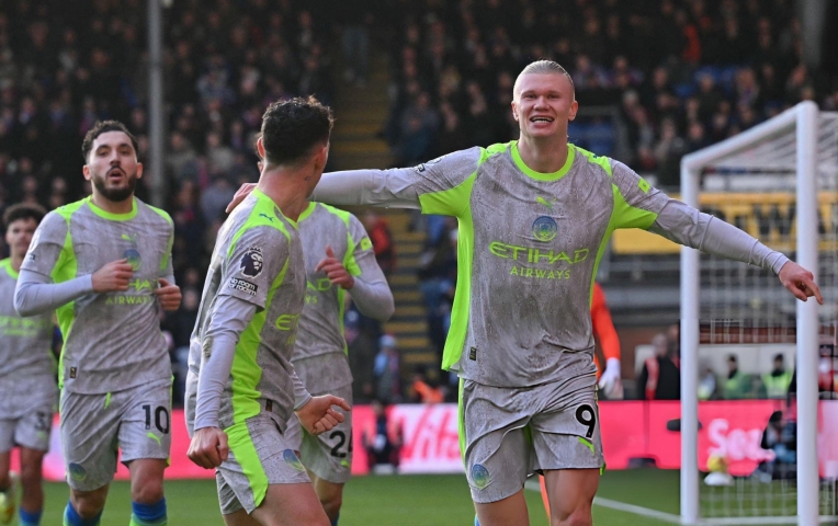 Haaland lại ghi bàn, Man City áp sát ngôi đầu của Arsenal