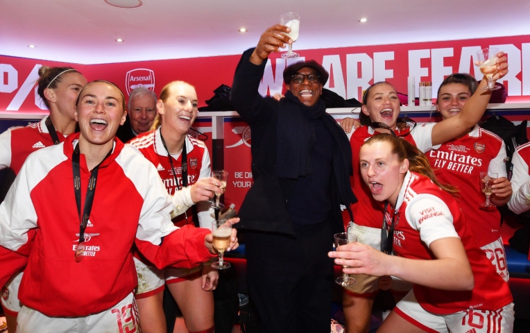 Ian Wright 'cà khịa' Arsenal khi đội nữ vô địch Champions League