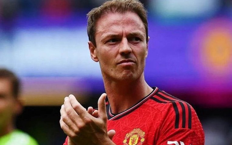 Jonny Evans được ủng hộ dẫn dắt MU thay Amorim