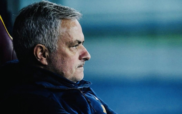 Mourinho lại gây sốc với Man City và MU