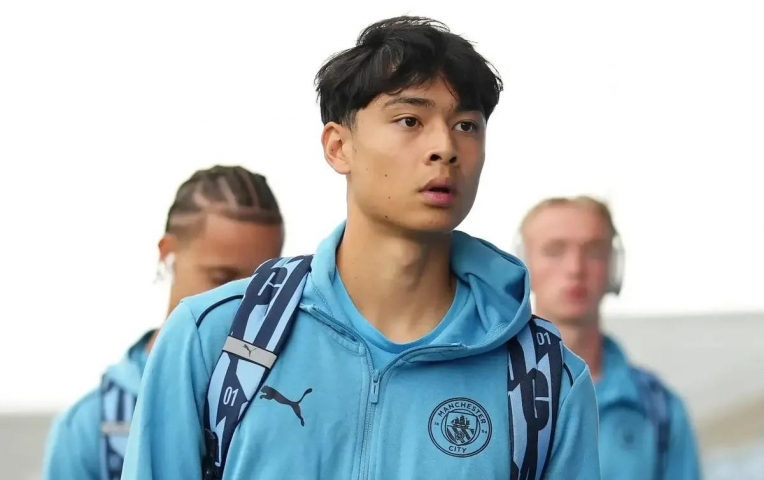 Thần đồng 19 tuổi từ chối Man City để theo học Đại học