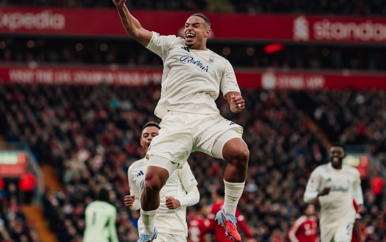 Arsenal quyết đấu Chelsea vì trung vệ chỉ cao 1m8