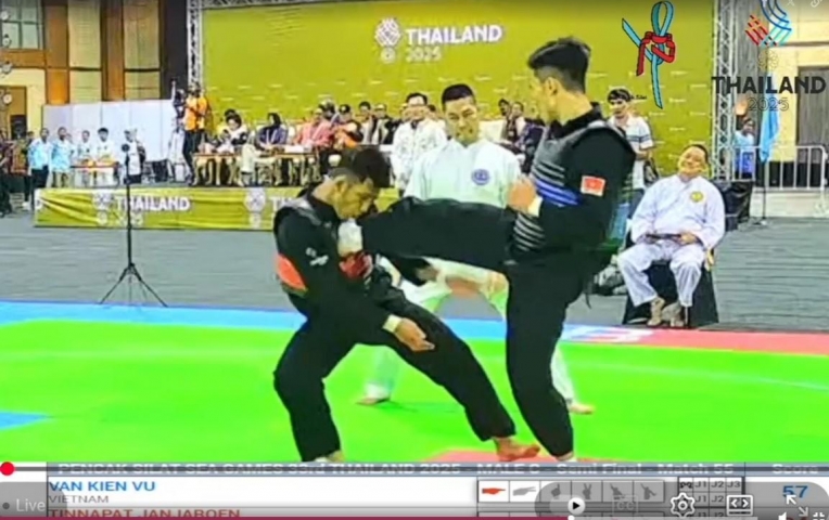 Sắp thua, võ sĩ Thái Lan 'đưa mặt vào đòn đá' của Việt Nam ăn vạ