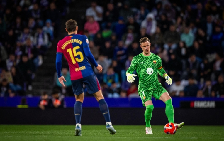 Hansi Flick quyết bán đội trưởng Barca vì tỏ thái độ