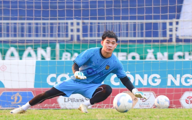 HLV Popov chiêu mộ thủ môn siêu chất lượng tại Viettel