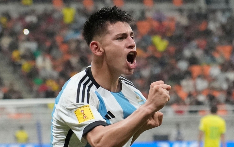Man City tính đường chia tay 'tiểu Messi'
