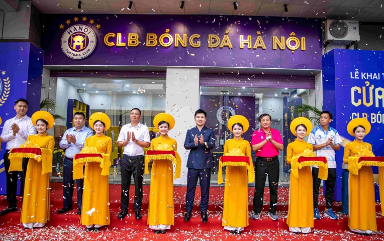 CLB Hà Nội chính thức khai trương cửa hàng bán vật phẩm lưu niệm