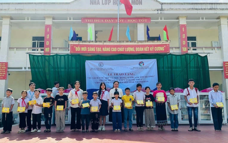 TRAO TẶNG 6 “TỦ SÁCH ƯỚC MƠ” VÀ 16 HỌC BỔNG “CÙNG EM ĐẾN TRƯỜNG”