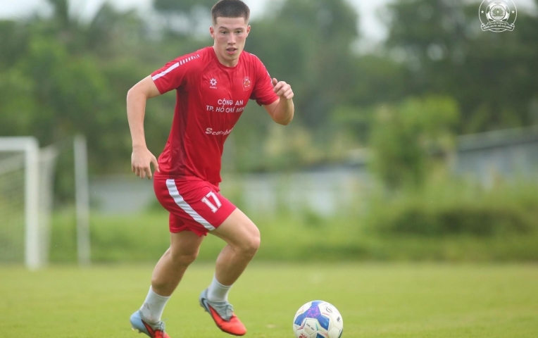 Vừa ghi bàn, tiền đạo Việt kiều Anh cao 1m9 lập tức đi vào lịch sử