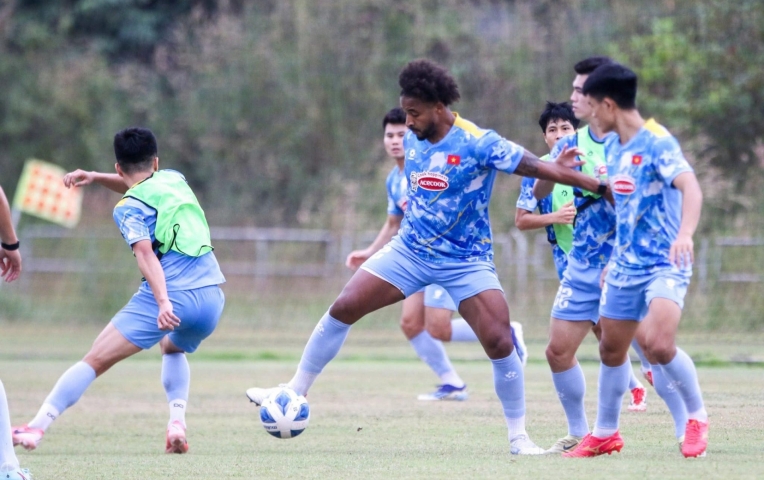 VIDEO: ĐT Việt Nam tập nặng trong ngày đầu ra sân ở Lào