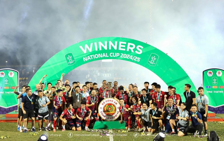 Chủ tịch VFF chúc mừng CAHN vô địch Cúp quốc gia 2024/25